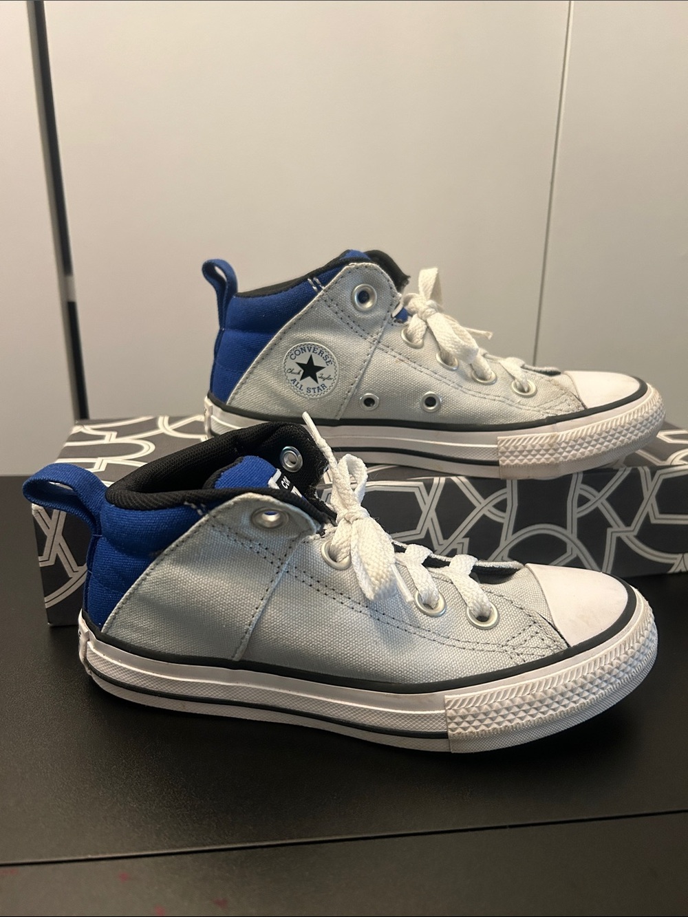 Converse Chuck Taylor All Star CTAS Axel Mid Sneakers. Kid Size 12